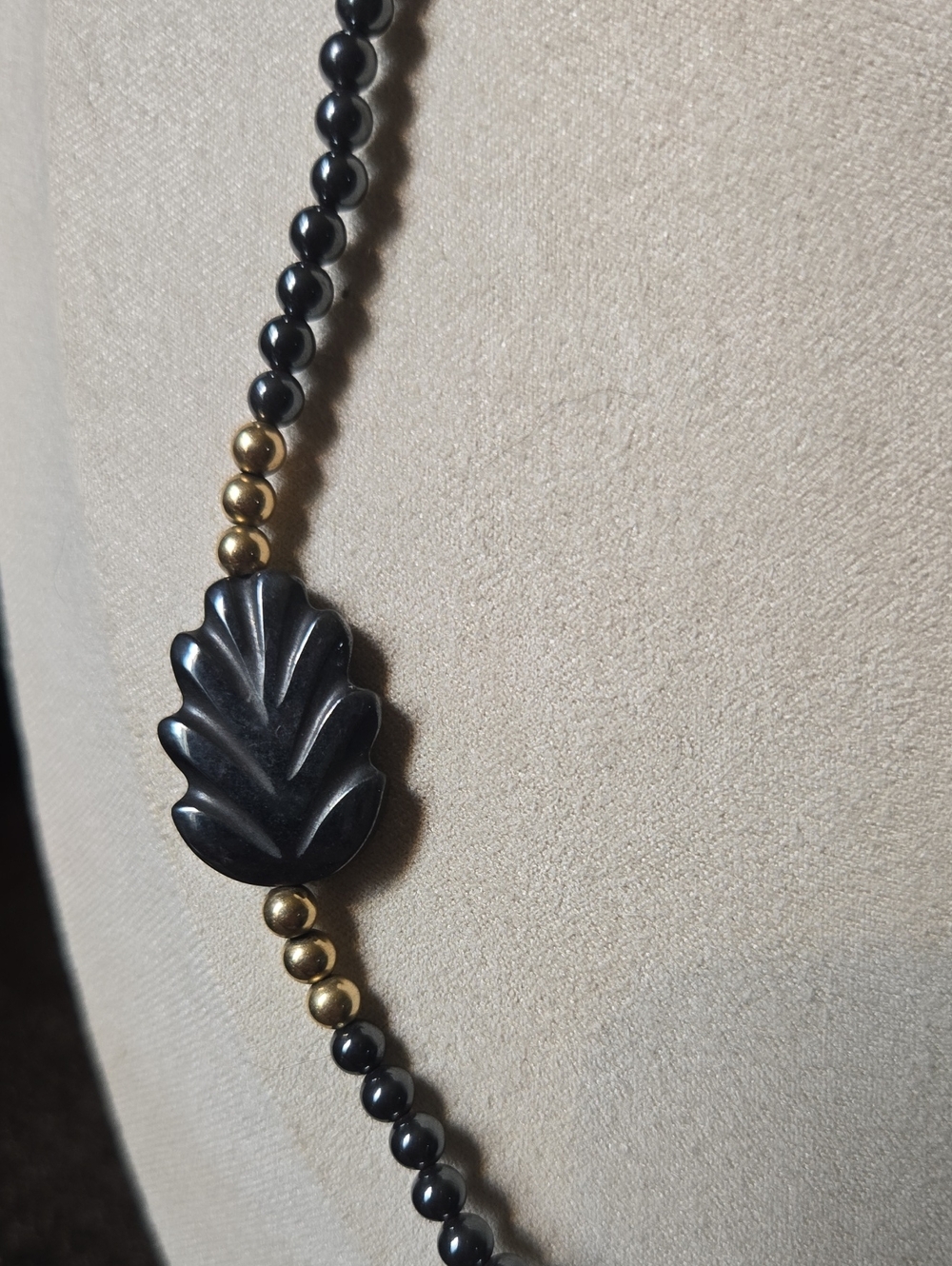 Vintage Hematite and Gold Tone Leaf Beaded Necklace 💫 - Picture 2 of 4